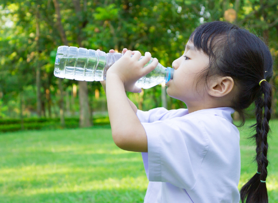 Có nên cho bé uống nước đóng chai không? 1 Có nên cho bé uống nước đóng chai