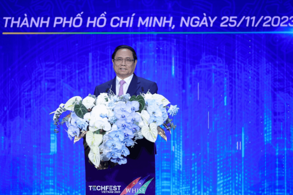 Thủ tướng Phạm Minh Chính ghé thăm gian hàng đổi mới sáng tạo Nước từ trường Koro tại Vietnam Innovation Summit